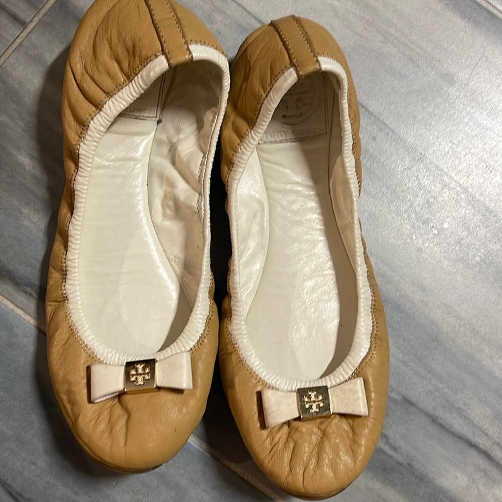 Tory Burch tan and white leather ballet flats. Worn. Slightly damaged.